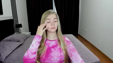 Snapshot of sirenabloom chatting on 11/18/25, 09:36 SirenaBloom online show from 11/18/25, 09:36