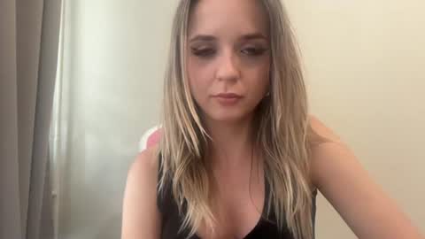 Snapshot of sisi_bunny chatting on 06/22/26, 04:37 Sisi Bunny online show from 06/22/26, 04:37