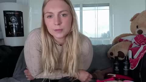 Snapshot of siswet19 chatting on 05/17/26, 10:22 Elise online show from 05/17/26, 10:22