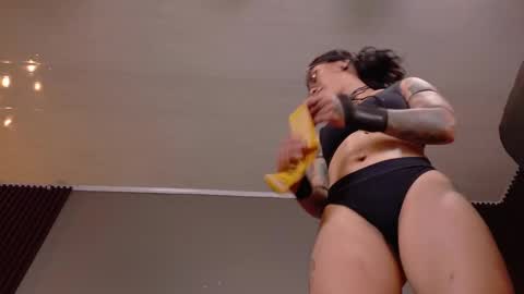 Snapshot of skarlet_petit chatting on 01/17/25, 08:33 skarlet_petit online show from 01/17/25, 08:33