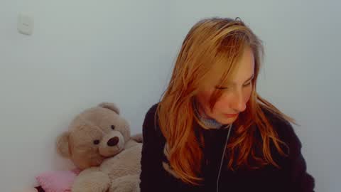 Snapshot of skarlett2072 chatting on 12/23/24, 11:47 Arlett online show from 12/23/24, 11:47