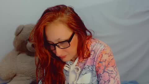 Snapshot of skarlett2072 chatting on 02/18/25, 04:37 Arlett online show from 02/18/25, 04:37