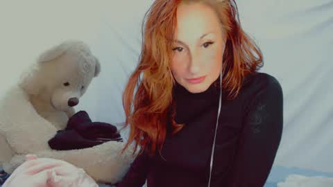 Snapshot of skarlett2072 chatting on 02/28/25, 04:32 Arlett online show from 02/28/25, 04:32