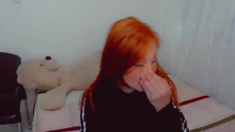 Snapshot of skarlett2072 chatting on 10/25/25, 04:02 Arlett online show from 10/25/25, 04:02