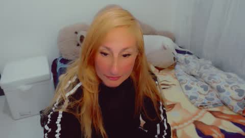 Snapshot of skarlett2072 chatting on 12/13/25, 10:59 Arlett online show from 12/13/25, 10:59