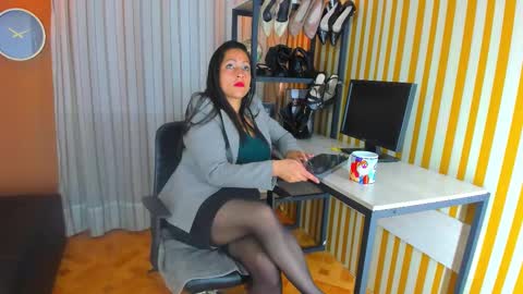 Snapshot of skarlettbarnes chatting on 11/12/25, 11:43 skarlettbarnes online show from 11/12/25, 11:43