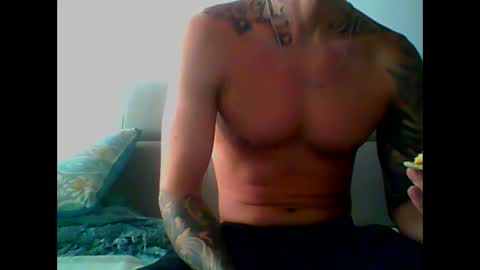 Snapshot of skater19xxx chatting on 02/19/25, 04:11 miguel online show from 02/19/25, 04:11