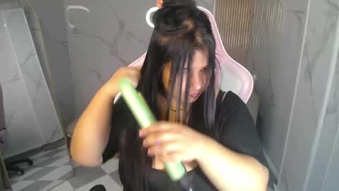 Snapshot of skeler_lovd_b chatting on 12/18/25, 01:06 Skarlet online show from 12/18/25, 01:06