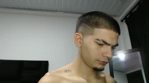 Snapshot of skinny_badboy chatting on 12/28/24, 06:06 E R O S online show from 12/28/24, 06:06