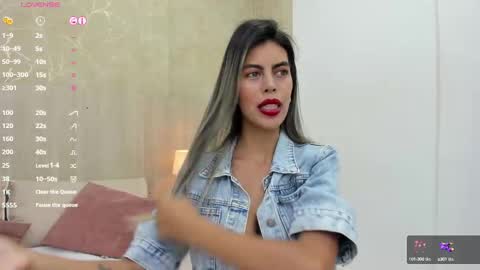 Snapshot of skinny_noa chatting on 02/17/25, 11:23 Noa online show from 02/17/25, 11:23