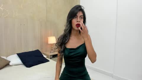 Snapshot of skinny_noa chatting on 10/17/25, 11:35 Noa online show from 10/17/25, 11:35