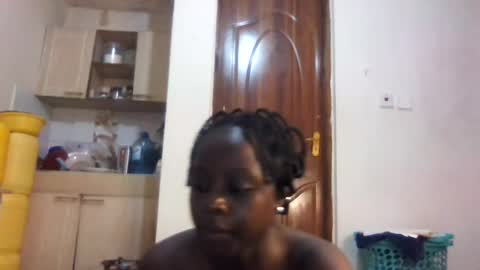 Snapshot of skinny_petite18 chatting on 06/12/26, 02:27 Munah online show from 06/12/26, 02:27