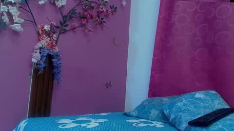 Snapshot of skinnybarbie022 chatting on 10/15/25, 01:17 barbi online show from 10/15/25, 01:17