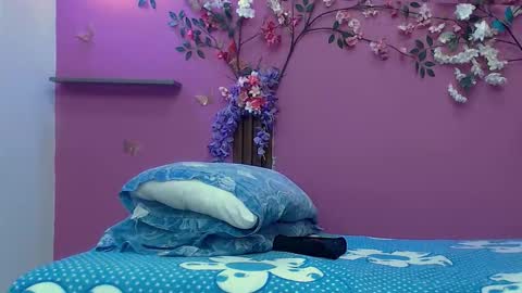 Snapshot of skinnybarbie022 chatting on 11/18/25, 01:22 barbi online show from 11/18/25, 01:22