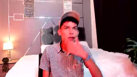 Snapshot of sky_jules chatting on 11/17/25, 02:50 Daniel online show from 11/17/25, 02:50