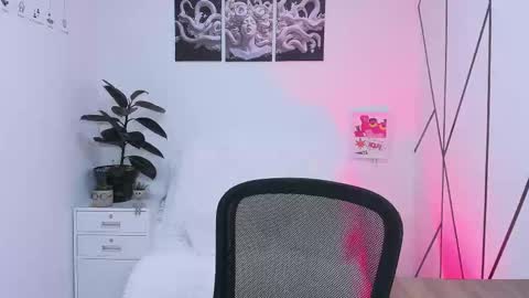 Snapshot of sky_jules chatting on 11/18/25, 03:12 Daniel online show from 11/18/25, 03:12