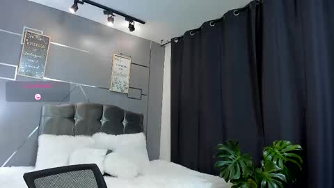 Snapshot of sky_jules chatting on 11/23/25, 02:55 Daniel online show from 11/23/25, 02:55