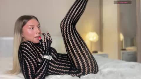 Snapshot of skyffi chatting on 11/19/25, 04:18 GARRY AND SOPHIA online show from 11/19/25, 04:18