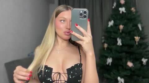 Snapshot of skyffi chatting on 11/30/25, 07:18 GARRY AND SOPHIA online show from 11/30/25, 07:18