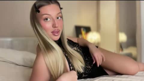 Snapshot of skyffi chatting on 12/16/25, 08:14 GARRY AND SOPHIA online show from 12/16/25, 08:14