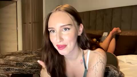 Snapshot of skylachase chatting on 12/17/25, 06:36 Skylar online show from 12/17/25, 06:36