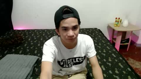 Snapshot of skyloquitexx chatting on 04/15/26, 01:40 skyler online show from 04/15/26, 01:40