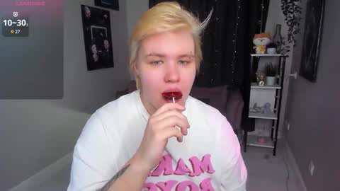 skytrisha online show from 09/19/25, 02:18