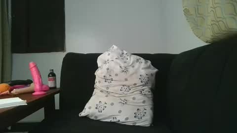 Snapshot of slim_bitch_ chatting on 12/05/25, 02:31 becky online show from 12/05/25, 02:31