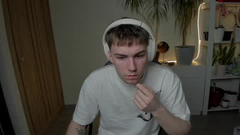 Snapshot of slippery_baby chatting on 01/19/25, 01:22 Mila online show from 01/19/25, 01:22