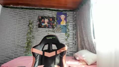 Snapshot of slone03 chatting on 10/21/25, 07:03 slone03 online show from 10/21/25, 07:03