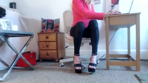 Snapshot of slutsuzy chatting on 01/16/25, 09:27 Slut Suzy online show from 01/16/25, 09:27