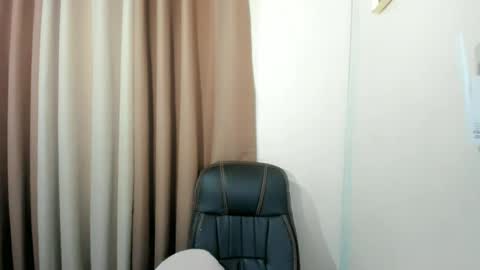 Snapshot of slutty_shanin chatting on 06/18/26, 01:17 SHANIN online show from 06/18/26, 01:17