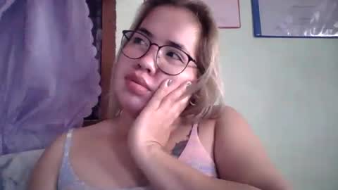 Lovewella online show from 09/23/25, 03:42