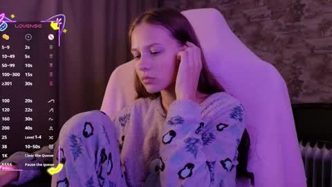 Snapshot of small_emma0 chatting on 11/13/25, 05:12 Emma online show from 11/13/25, 05:12