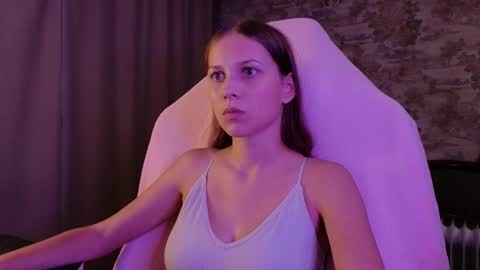 Snapshot of small_emma0 chatting on 11/22/25, 07:57 Emma online show from 11/22/25, 07:57