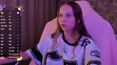 Snapshot of small_emma0 chatting on 12/16/25, 06:57 Emma online show from 12/16/25, 06:57