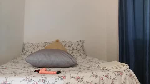 Snapshot of smalldoll7 chatting on 11/26/25, 06:47 Arianna online show from 11/26/25, 06:47