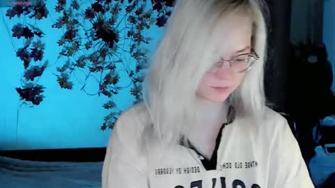 smallimpmeili online show from 11/01/25, 07:16