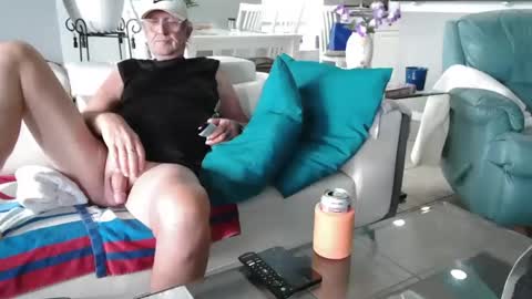Snapshot of smallpenisbigtongue chatting on 04/27/26, 05:44 Daddy online show from 04/27/26, 05:44