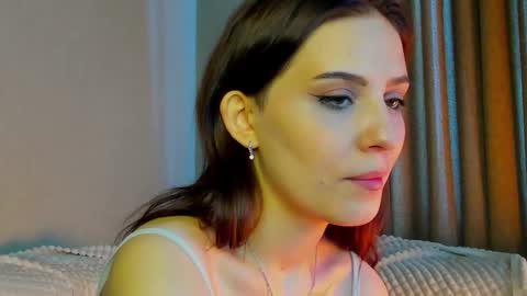 Snapshot of smile_forever_ chatting on 09/17/25, 10:28 Bella online show from 09/17/25, 10:28