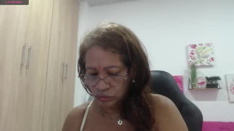 Snapshot of smilet_milf chatting on 02/01/26, 12:48 Smileth online show from 02/01/26, 12:48