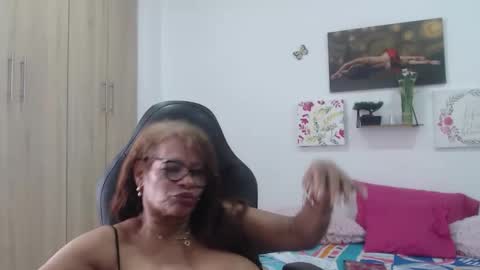 Snapshot of smilet_milf chatting on 02/19/26, 05:20 Smileth online show from 02/19/26, 05:20