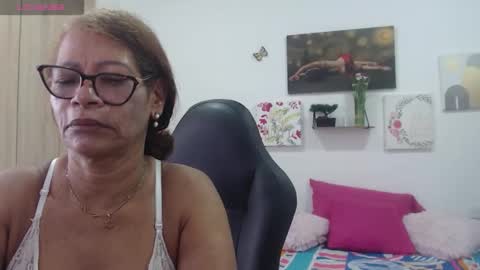 Snapshot of smilet_milf chatting on 02/21/26, 01:01 Smileth online show from 02/21/26, 01:01