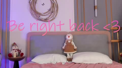 Snapshot of smiley_mia_ chatting on 12/29/24, 11:18 Mia online show from 12/29/24, 11:18