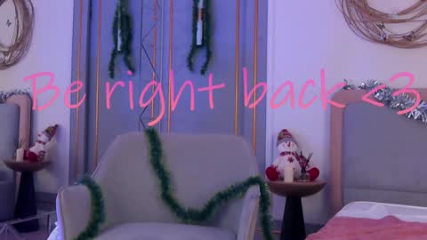 Snapshot of smiley_mia_ chatting on 12/31/24, 11:20 Mia online show from 12/31/24, 11:20