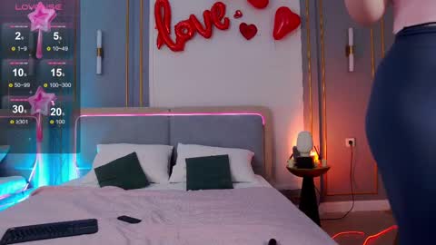 Snapshot of smiley_mia_ chatting on 02/19/25, 05:16 Mia online show from 02/19/25, 05:16