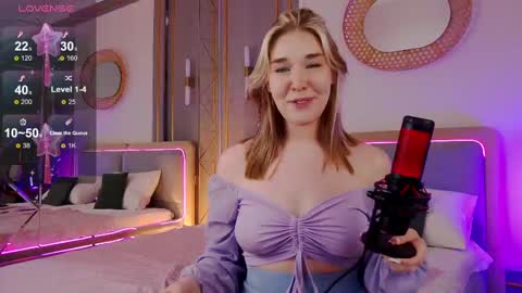 Snapshot of smiley_mia_ chatting on 02/23/25, 08:17 Mia online show from 02/23/25, 08:17