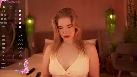 Snapshot of smiley_mia_ chatting on 09/12/25, 05:07 Mia online show from 09/12/25, 05:07