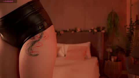 Snapshot of smiley_mia_ chatting on 09/21/25, 05:09 Mia online show from 09/21/25, 05:09