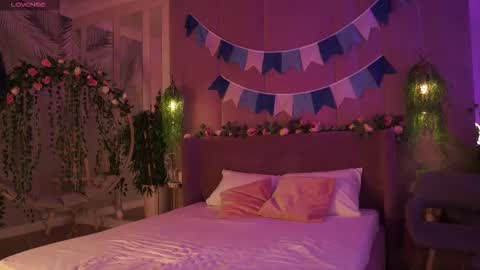 Snapshot of smiley_mia_ chatting on 09/29/25, 05:01 Mia online show from 09/29/25, 05:01